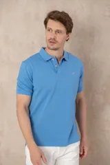 Remera celeste de piqué de algodón, con cuello polo y logo bordado en el pecho.