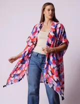 Kimono tejido con estampado floral multicolor y terminación de ruedo con borlas negras.
