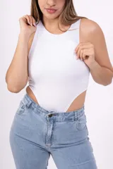Body blanco de lycra con cuello redondo y sisas amplias.