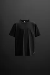Camiseta deportiva marrón de tejido técnico ligero y elástico con estructura. Cuello redondo, manga corta, costuras planas y logo estampado.