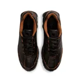 Zapatillas Nike Shox Ride 2 color negro con detalles en marrón.