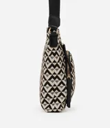Bolso bandolera mediano de poliuretano con estampado de triángulos en blanco y negro. Tiene correa ajustable, cierre de cremallera, bolsillo frontal con cremallera y bolsillo interior.