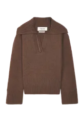 Sweater tejido de lana con cuello ancho y diseño de corte corto.