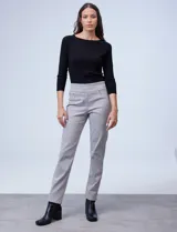 Jegging de algodón elastizado color negro, con pretina ancha elastizada, bolsillos delanteros simulados y bolsillos traseros aplicados.