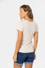 Remera de manga corta color gris claro con estampado de pequeñas figuras geométricas en azul.