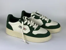 Championes de estilo casual, simil cuero, con detalles de perforaciones y suela gruesa.