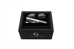 Set de gemelos y sujetacorbata plateados con diseño geométrico en estuche negro de la marca Guarnieri.