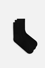 Pack de tres pares de calcetines blancos de corte medio, con tejido acanalado y puño elástico.