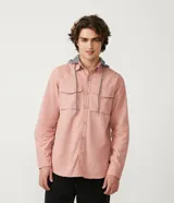 Camisa manga larga color rosa con capucha gris, cierre con botones, bolsillos frontales y corte recto.