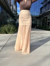 Falda midi celeste con volados en la parte superior y falda de corte sirena.