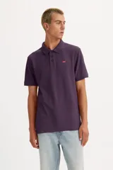 Chomba manga corta color morado con cuello clásico y logo de la marca bordado en el pecho. Corte recto.
