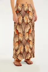 Falda midi plisada con estampado de conchas en tonos marrón, naranja y beige, de corte fluido y cintura alta.