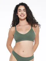 Top de bikini negro con textura brillante y breteles finos.