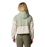 Cortaviento corto Columbia Spire Valley para mujer, color verde claro y beige. Cuenta con capucha ajustable, protector de mentón, sistema transpirable en la espalda, manga ancha, bolsillo oculto, bolsillos con cremallera para las manos, puños elásticos y dobladillo ajustable con ceñidor. Incorpora tecnología de repelencia Omni-SHIELD™.