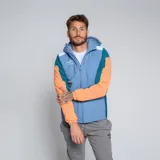 Campera con capucha de color azul claro, con paneles en tonos naranja y verde, confeccionada en 100% poliéster.