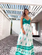 Vestido largo de algodón con estampado de cachemir, corte imperio, breteles finos y escote en V. El corpiño es de crochet color verde esmeralda.