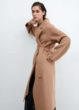 Abrigo largo color camel de lana reciclada con diseño oversize, cuello con solapa, manga larga, dos bolsillos delanteros, cinturón desmontable y abertura posterior en el bajo.