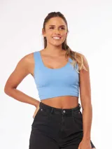 Top ajustado color azul, con un diseño de canalé y tirantes anchos.
