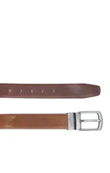 Cinturón reversible de cuero color marrón y tostado, con pespuntes a tono, siete agujeros, pasador metálico y hebilla rectangular color plata vieja libre de níquel y plomo.