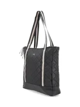 Cartera tipo shopper azul con diseño capitoneado y base negra. Tiene correas bitono, cierre de nylon con tirador textil, logo metálico, bolsillos interiores y compartimento acolchado para laptop.