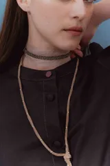 Camisa negra de lino con cuello mao, mangas abullonadas con elástico en los puños y botones forrados en la misma tela.