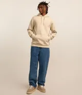 Buzo masculino comfort cerrado, con capucha y cordón para ajustes. Tiene bolsillo delantero y mangas largas.