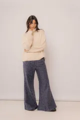 Pantalón oxford azul con estampado floral en tonos oscuros.
