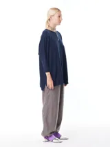 Buzo de algodón oversize color azul marino, con cuello redondo ancho y mangas largas.