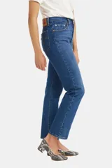 Jeans Levi's 501 de tiro alto, pierna recta y bragueta con botones.