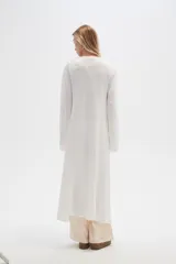 Saco largo de acrílico color blanco, con mangas largas y abertura frontal con lazo.