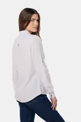 Camisa blanca de lino lisa, de manga larga con botones metálicos personalizados, dos bolsillos en el pecho y presilla en manga.
