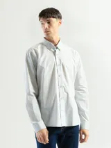 Camisa azul marino de manga larga con cuello abotonado y corte clásico.