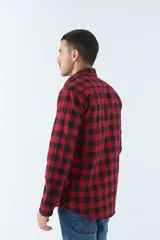 Camisa de viyela roja y azul marino a cuadros, corte slim, con logo bordado, bolsillos con botón y manga larga.