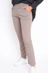 Pantalón color gris topo con textura tipo pique, corte recto, bolsillos laterales y cintura alta con elástico.