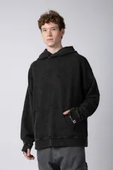 Buzo canguro verde con efecto desgastado, capucha con cordón ajustable, bolsillo frontal y puños con orificio para el pulgar.