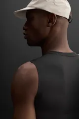Musculosa deportiva negra de tejido elástico compresivo con cuello redondo y sisa ancha.