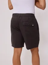 Bermuda de algodón color gris oscuro, con cintura elástica ajustable con cordón.