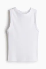 Musculosa blanca de punto acanalado de algodón, corte ajustado, con cuello redondo y sisas ribeteadas.