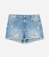 Short de jeans estilo boyfriend para tallas grandes, color celeste claro desgastado, con roturas y deshilachados en los bordes. Presenta cierre tradicional y trabillas en la cintura.
