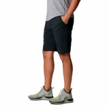 Short de hombre color verde oliva, con bolsillos laterales y traseros con cierre. Protección solar UPF 50 y repelencia al agua.