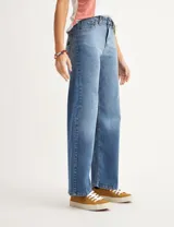 Pantalón de jean celeste de corte recto y tiro alto.