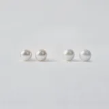 Par de caravanas de plata 925 con perlas de río blancas.