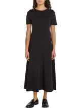 Vestido midi negro de algodón con cuello redondo, mangas cortas y corte evasé. Presenta detalles de botones dorados en los hombros y logo de la marca bordado en la manga.