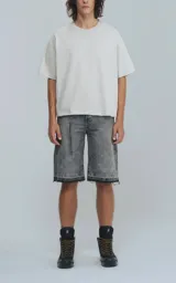 Remera manga corta gris, cuello redondo, de calce boxy fit, confeccionada en textil 100% algodón.