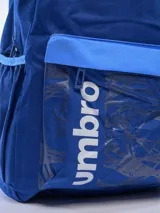 Mochila Umbro color celeste con detalles en gris. Presenta el logo de la marca en el frente y un bolsillo frontal con red. Tiene correas ajustables y cierre con cremallera.