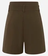 Short de sastrería color verde oliva, de corte recto y cintura alta. Presenta pliegues frontales y un detalle de medio cinturón con hebilla lateral.