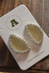 Par de aros colgantes con forma de gota, dorados con borde de strass.