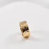 Anillo dorado irregular de acero quirúrgico con baño de oro de 18k.