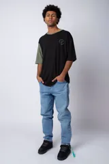 Remera color arena con manga corta negra, cuello redondo con ribete negro y estampado pequeño en el pecho con la frase "Don't worry be happy".