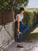 Sandalias negras de cuero vacuno con suela de goma deportiva, plataforma de 4 cm y ajuste con velcro.